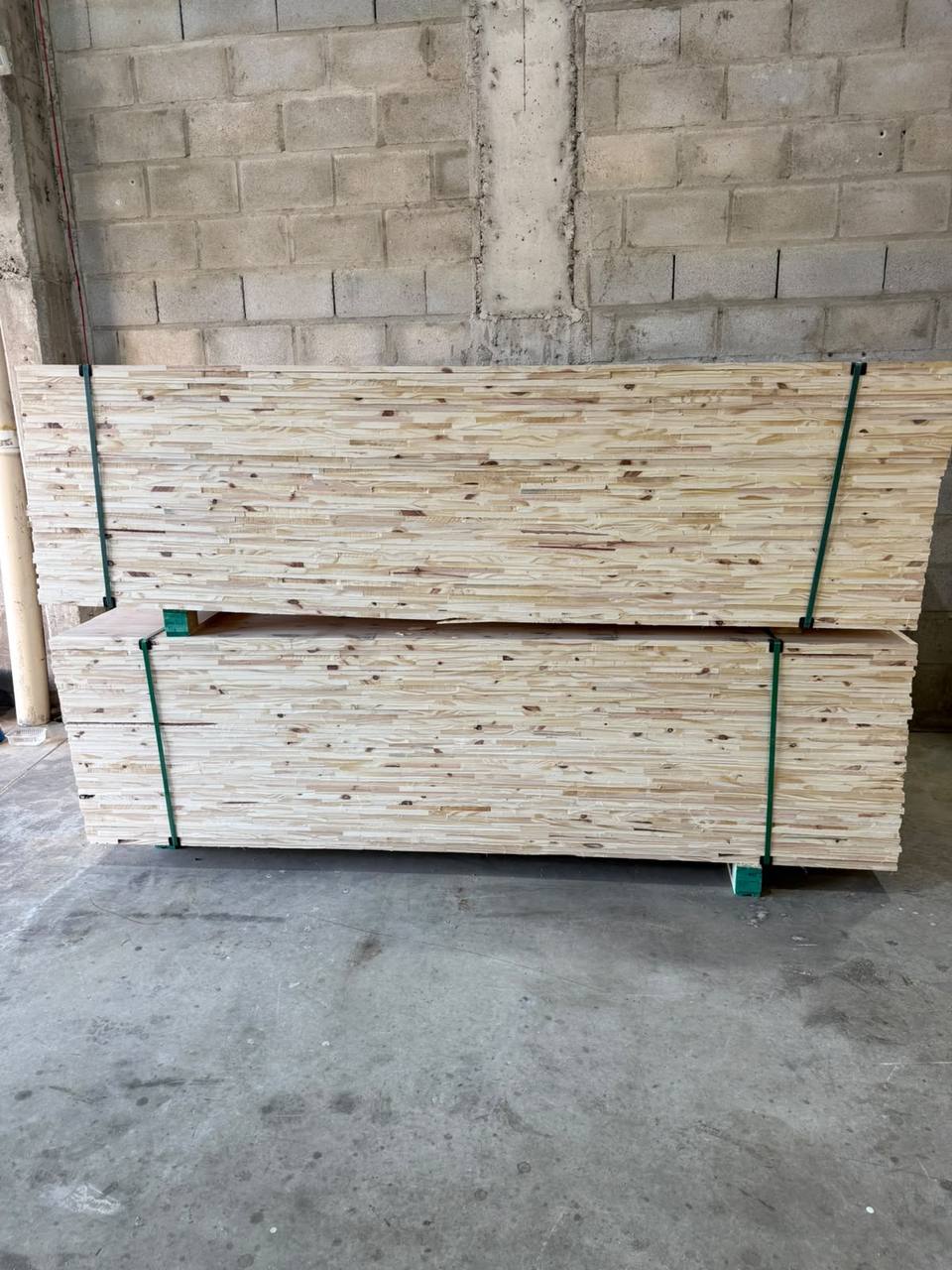 Pilha de painéis de pinus amarrados, prontos para envio